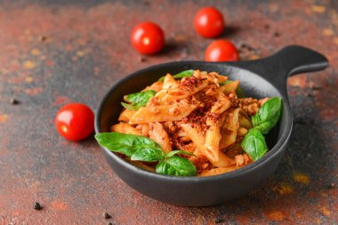 Arka planda domates soslu lezzetli makarna ile tava