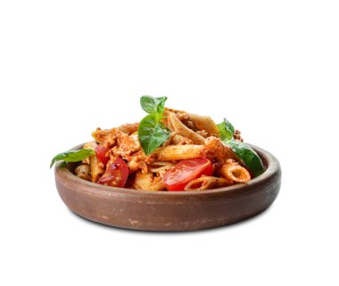 Beyaz arka planda domates soslu makarna tabağı.