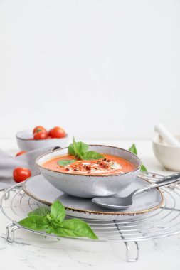 Bir kase lezzetli domates kremalı çorba.