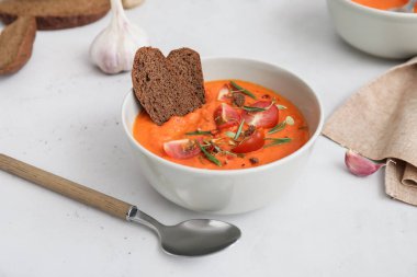 Bir kase lezzetli domates kremalı çorba.