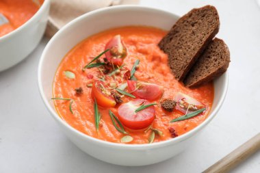 Bir kase lezzetli domates kremalı çorba.