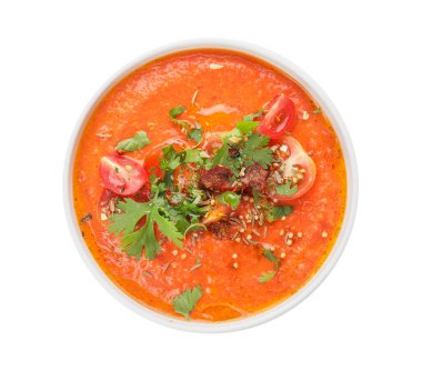 Beyaz arka planda izole edilmiş bir kase domates kremalı çorba.