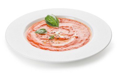 Beyaz arka planda izole edilmiş bir kase domates kremalı çorba.