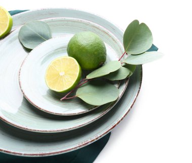 Beyaz zemin üzerinde kireç ve okaliptüs ile güzel masa ayarları