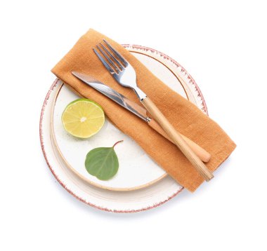 Beyaz zemin üzerinde kireç ve okaliptüs ile güzel masa ayarları