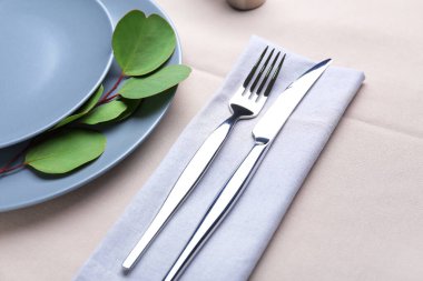 Masada okaliptüs olan basit masa ayarları