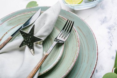 Işık zemininde kireç ve okaliptüs olan güzel masa ayarları