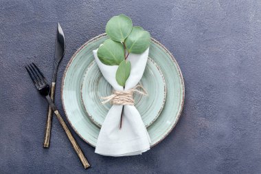 Koyu arkaplanda güzel masa ayarları