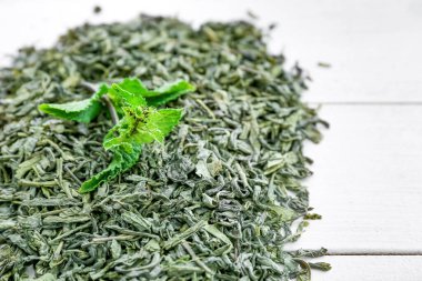 Işık masasında kuru yeşil çay.