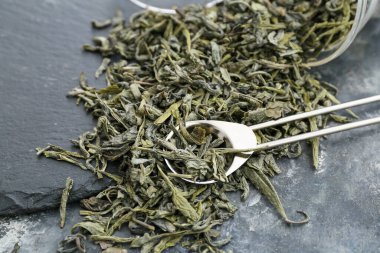 Koyu yeşil çay kaplı kaşık.