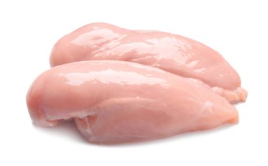Beyaz arkaplanda çiğ tavuk filetosu