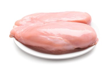 Beyaz arkaplanda çiğ tavuk filetosu.
