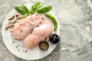Hafif arka planda çiğ tavuk filetosu olan tahta