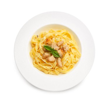 Beyaz arka planda tavuklu bir tabak lezzetli makarna.