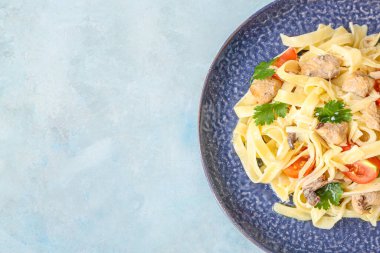 Tavuk ve kiraz domatesli bir tabak lezzetli makarna.