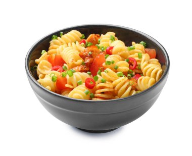 Beyaz arka planda tavuklu bir kase lezzetli makarna.