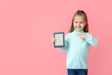 Renk geçmişi e-okuyucusu olan küçük bir kız