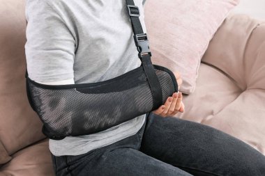 Kolu kırık genç bir kadın.