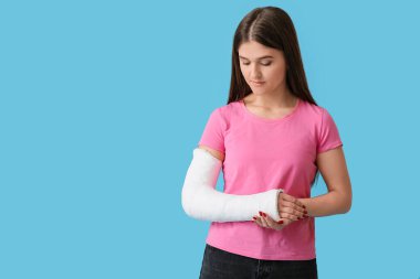 Kırık kollu genç bir kadın.