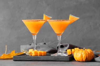 Koyu arkaplanda balkabaklı martini bardakları