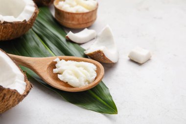 Işık arkaplanında hindistan cevizi yağı içeren kompozisyon