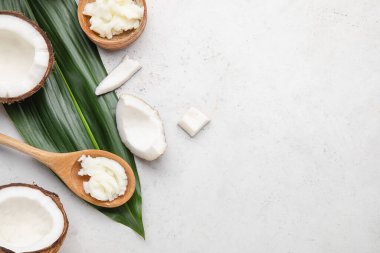 Işık arkaplanında hindistan cevizi yağı içeren kompozisyon