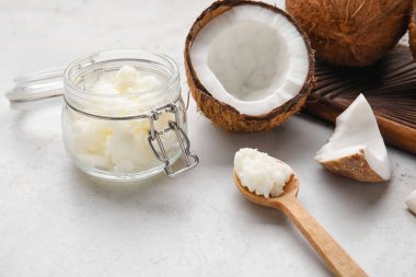 Işık arkaplanında hindistan cevizi yağı içeren kompozisyon