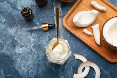 Renkli arka planda kozmetik ve hindistan cevizi yağı bileşimi