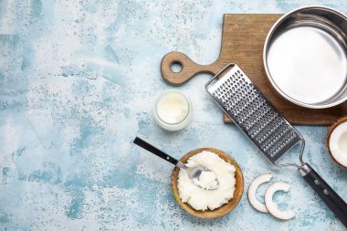 Renkli arkaplanda yemek pişirmek için lezzetli hindistan cevizi yağlı kompozisyon