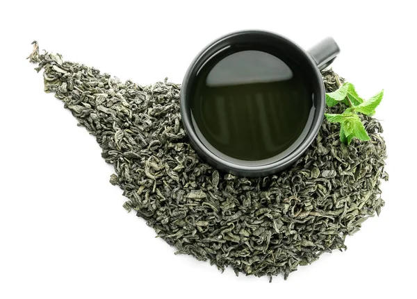Чашка Зеленого Чая Сухих Листьев Белом Фоне — стоковое фото