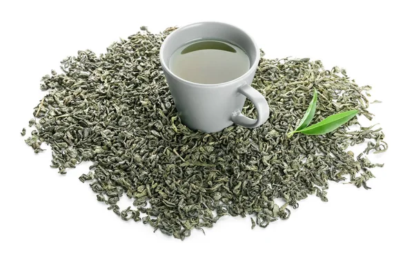 Xícara Chá Verde Folhas Secas Fundo Branco — Fotografia de Stock
