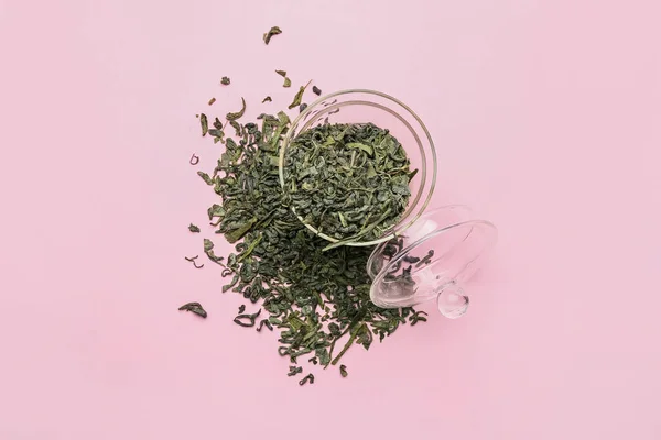 Glas Mit Trockenem Grünen Tee Auf Farbigem Hintergrund — Stockfoto