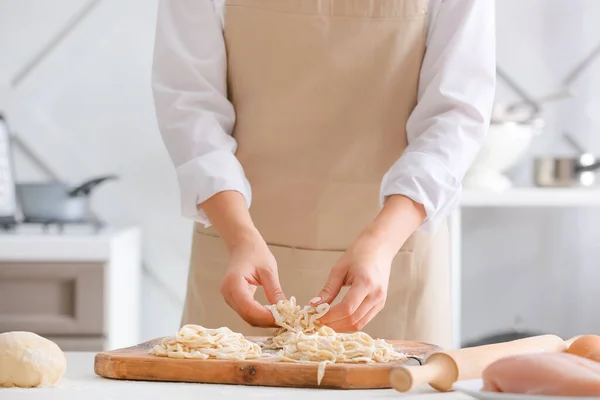 Vrouw Maakt Rauwe Pasta Keuken — Stockfoto