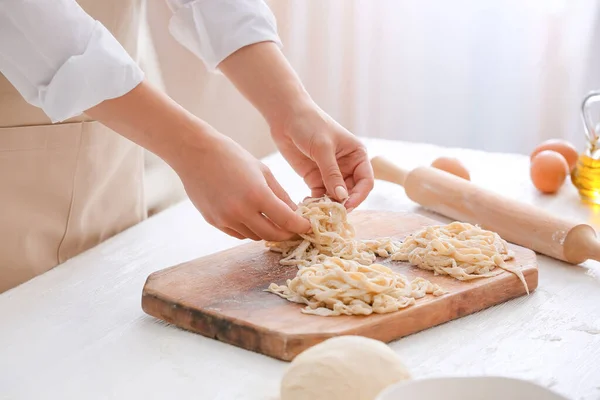 Mujer Haciendo Pasta Cruda Cocina Primer Plano —  Fotos de Stock