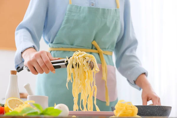 Mulher Colocando Macarrão Prato Cozinha — Fotografia de Stock