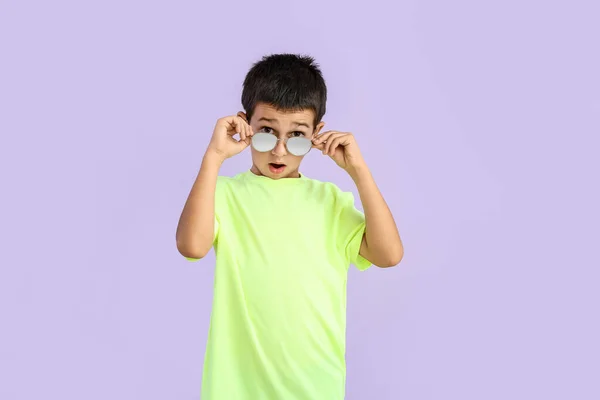 Niño Sorprendido Usando Gafas Sol Con Estilo Contra Fondo Color — Foto de Stock