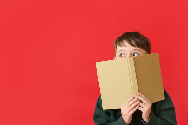 Menino Bonito Roupas Outono Com Livro Sobre Fundo Cor — Fotografia de Stock