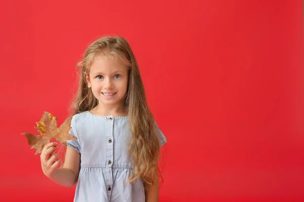 Carino Bambina Con Foglia Autunnale Sfondo Colore — Foto Stock