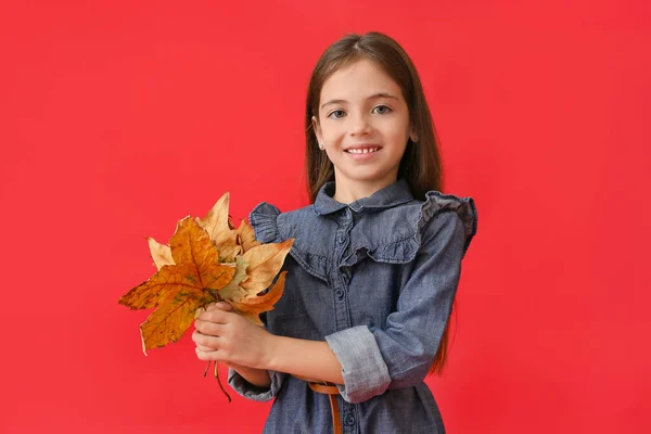 Linda Niña Con Hojas Otoño Sobre Fondo Color — Foto de Stock