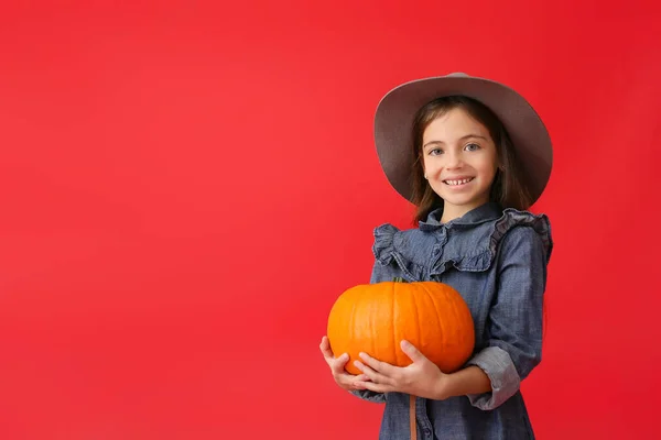 Linda Niña Ropa Otoño Con Calabaza Sobre Fondo Color — Foto de Stock