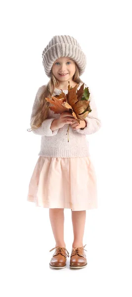 Petite Fille Mignonne Avec Des Feuilles Automne Sur Fond Blanc — Photo