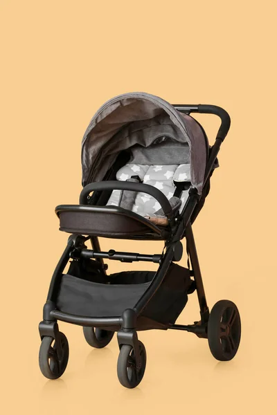 Moderne Kinderwagen Auf Farbigem Hintergrund — Stockfoto