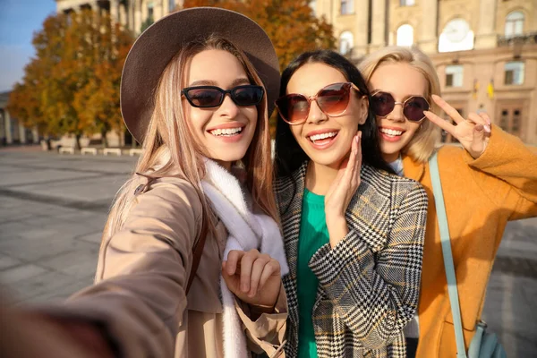 Schöne Junge Frauen Beim Selfie Freien — Stockfoto