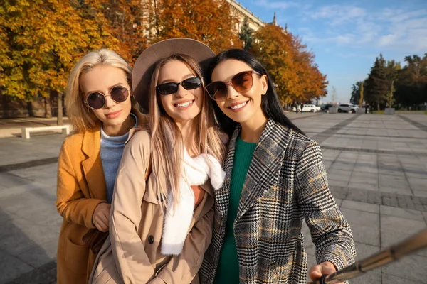 Mooie Jonge Vrouwen Nemen Selfie Buiten — Stockfoto