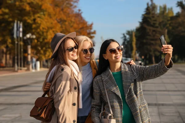 Schöne Junge Frauen Beim Selfie Freien — Stockfoto