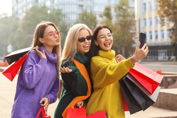 Beautiful Young Women Taking Selfie Outdoors Shopping — Stock Photo, Image