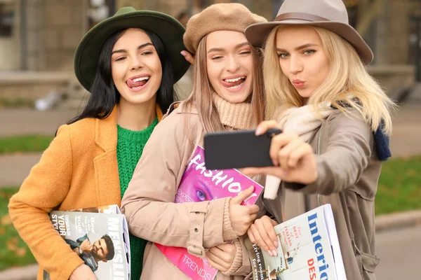 Belles Jeunes Femmes Prenant Selfie Extérieur — Photo