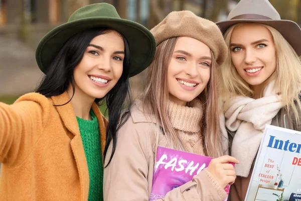 Vackra Unga Kvinnor Som Tar Selfie Utomhus — Stockfoto