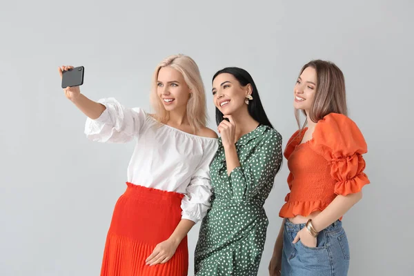 Vackra Unga Kvinnor Som Tar Selfie Grå Bakgrund — Stockfoto