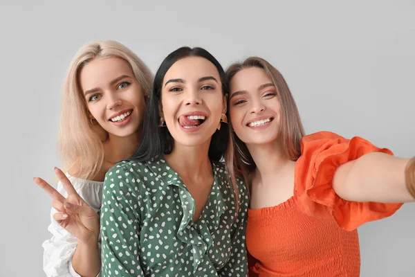 Vackra Unga Kvinnor Som Tar Selfie Grå Bakgrund — Stockfoto